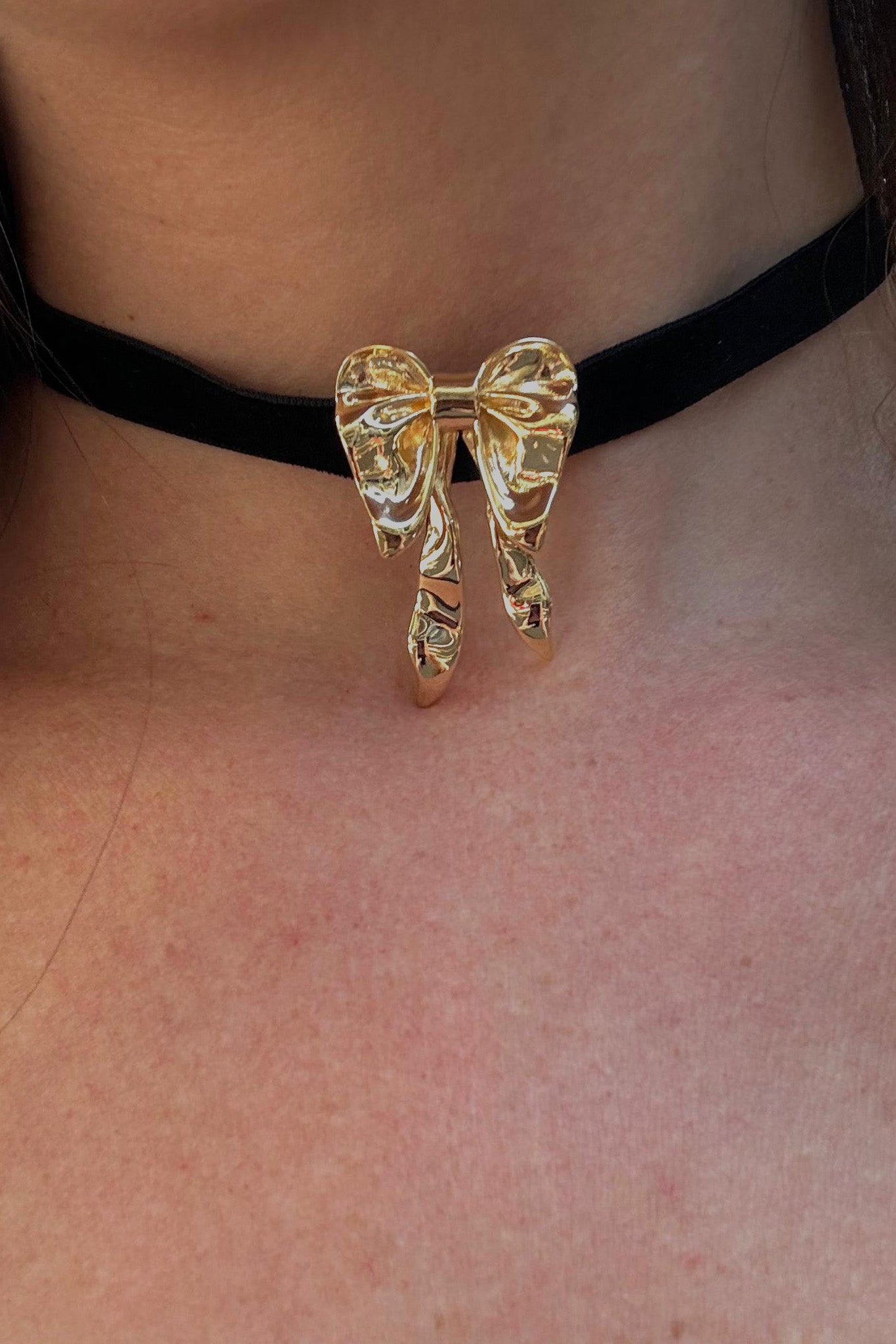 BOW CHOKER NECKLACE